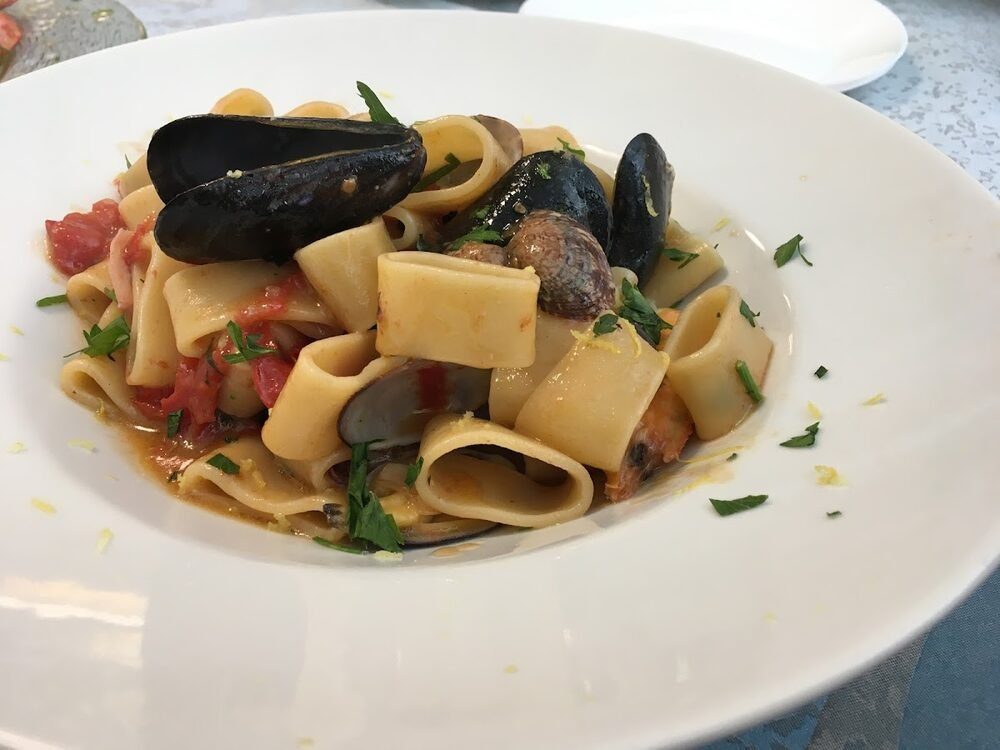 Un primo di mare: pasta corta con cozze, vongole, pomodoro e prezzemolo.